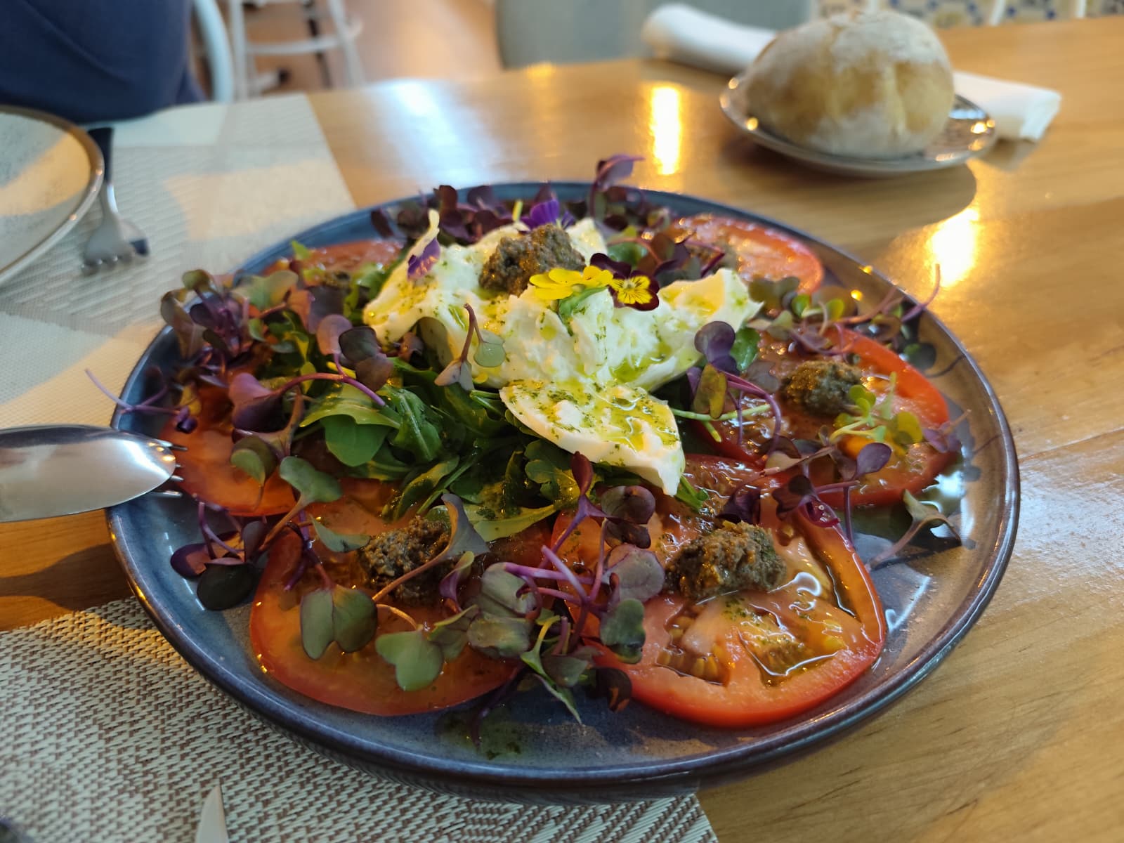Ensalada de tomate, rúcula y burrata IGP