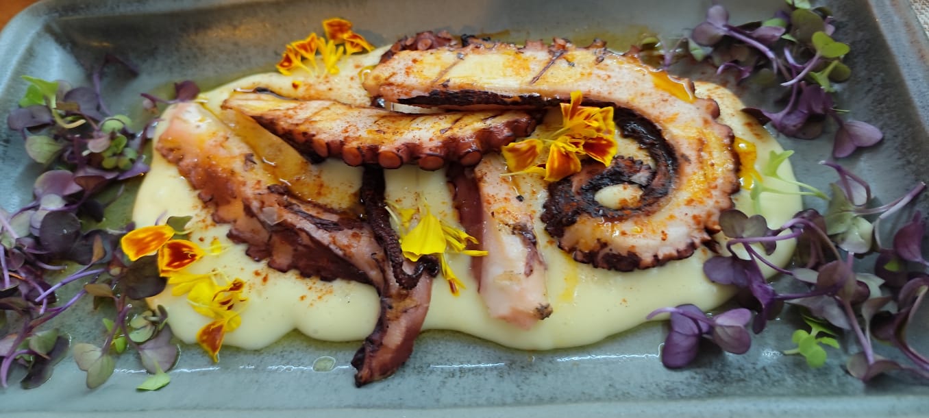 Pulpo a la brasa sobre cama de parmentier