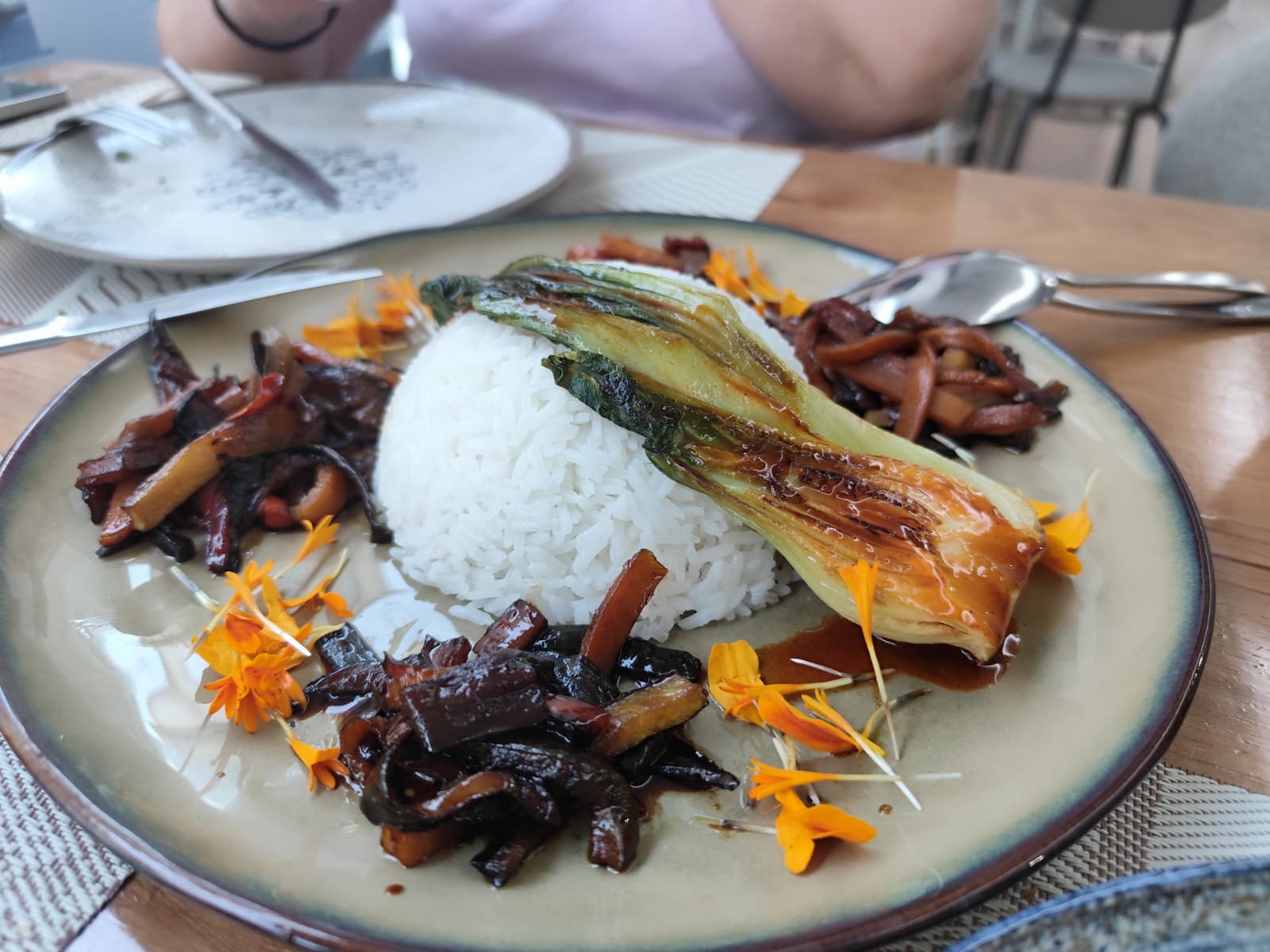 Verduras salteadas coreanas con arroz thai
