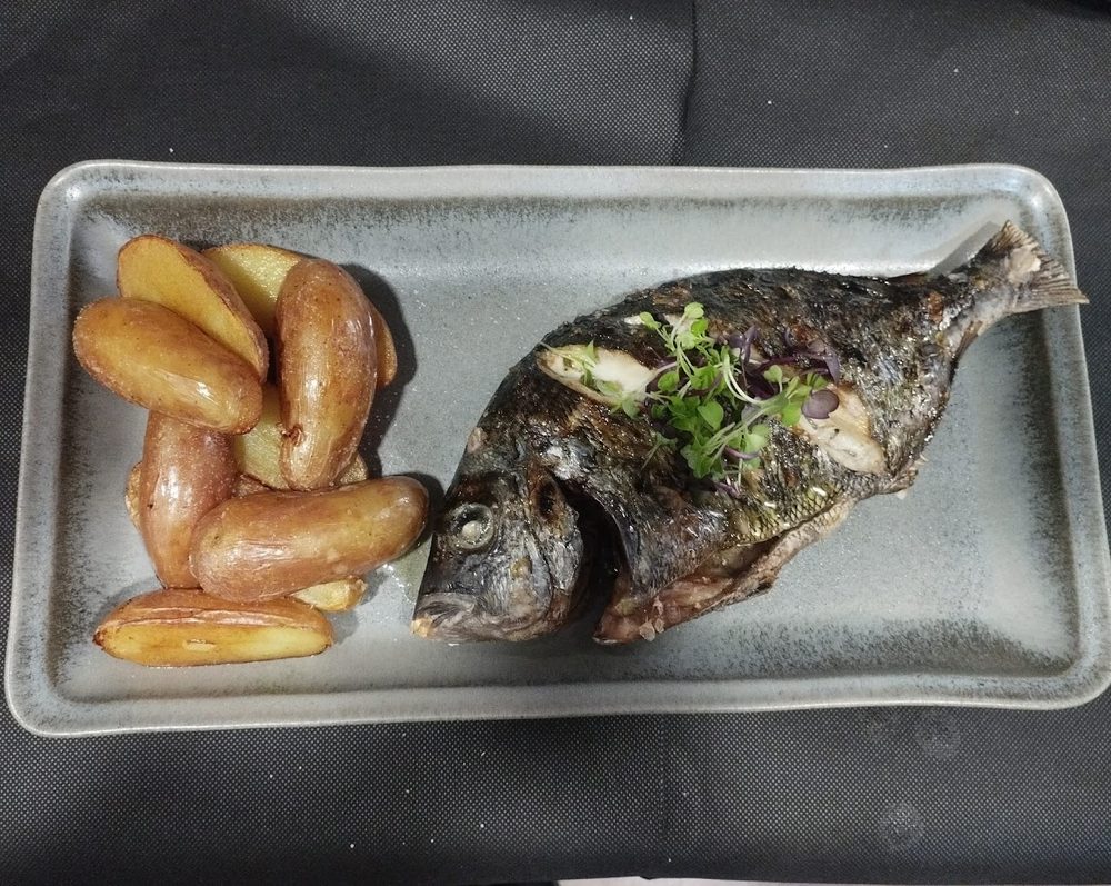 Sargo a la brasa con patatas